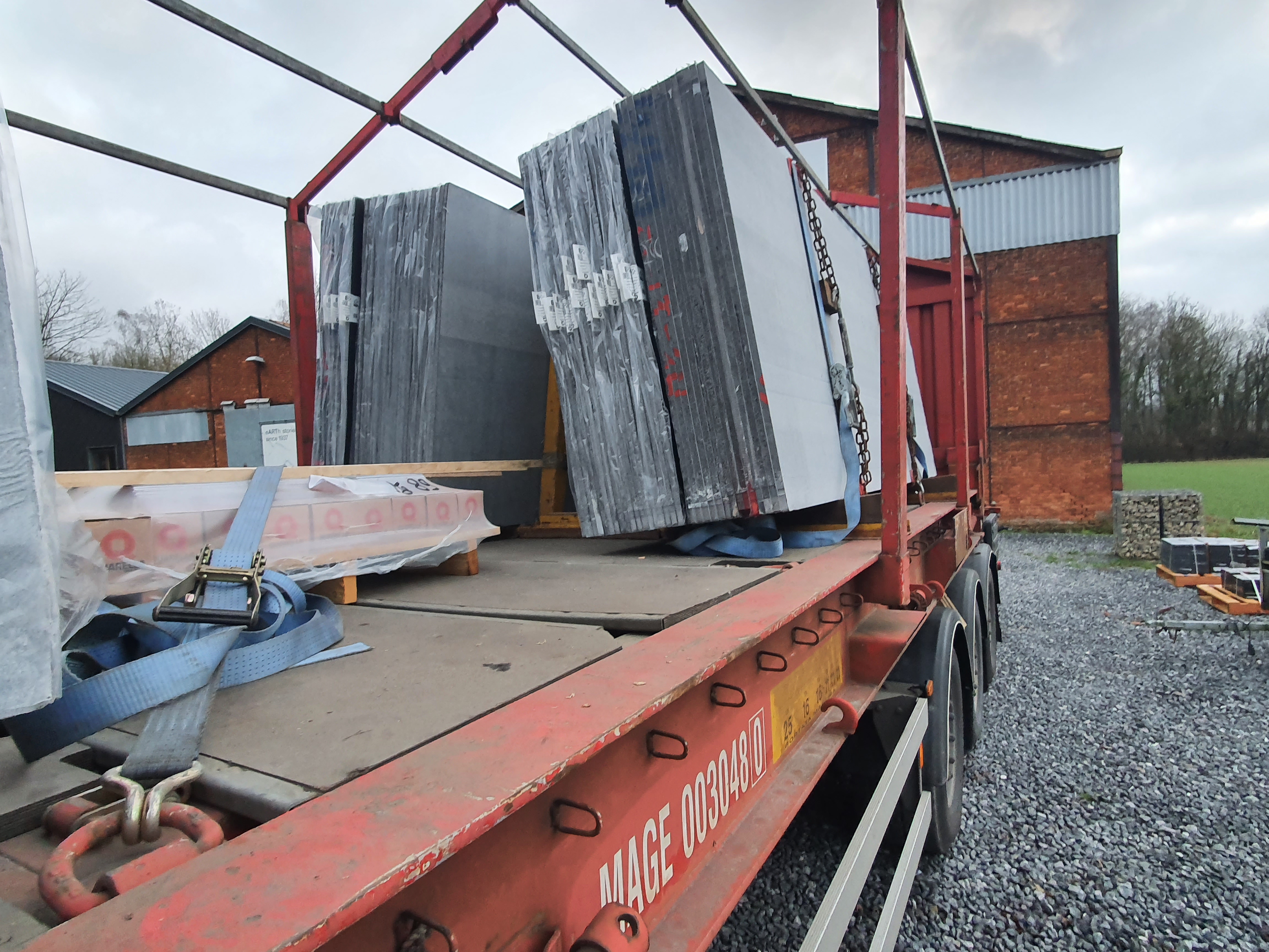 Transport van platen natuursteenplaten met wisselbakken: Italië – Bierset (België)